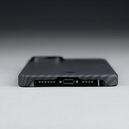 Apple iPhone 14 Kılıf M-safe Şarj Özellikli 1500D Aramid Fiber Pitaka Ultra-Slim Classic Serisi Black-Grey Twill Kapak