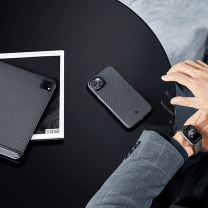 Apple iPhone 14 Kılıf M-safe Şarj Özellikli 1500D Aramid Fiber Pitaka Ultra-Slim Classic Serisi Black-Grey Twill Kapak