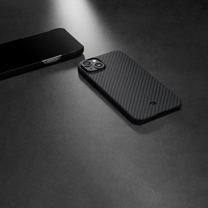 Apple iPhone 14 Kılıf M-safe Şarj Özellikli 1500D Aramid Fiber Pitaka Ultra-Slim Classic Serisi Black-Grey Twill Kapak