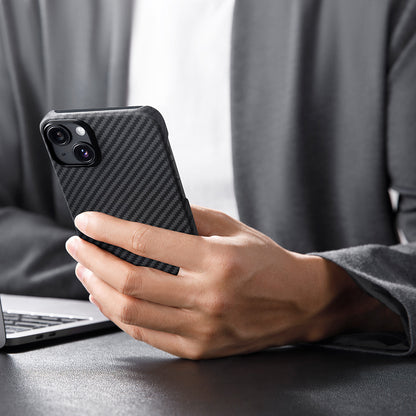 Apple iPhone 14 Kılıf M-safe Şarj Özellikli 1500D Aramid Fiber Pitaka Ultra-Slim Classic Serisi Black-Grey Twill Kapak