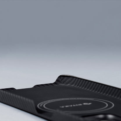 Apple iPhone 15 Plus Kılıf M-safe Şarj Özellikli 600D Aramid Fiber Pitaka Ultra-Slim Classic Serisi Black-Grey Twill Kapak